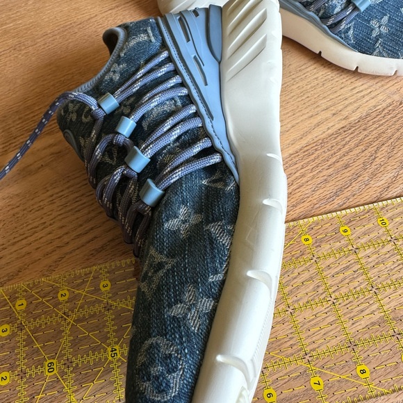 Authentic Louis Vuitton Men’s 6 sneakers. - Picture 6 of 15